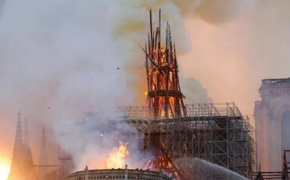 主塔楼倒塌,16座雕像无家可归!巴黎圣母院起火